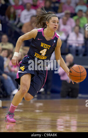 12 févr. 2012 - South Bend, Indiana, États-Unis - West Virginia Brooke garde Hampton (# 4) DRIBBLE la balle en première moitié action de basket-ball match entre West Virginia et Notre Dame. Le West Virginia Mountaineers bouleversé le Notre Dame Fighting Irish 65-63 en match à Purcell Pavillon au Banque D'Images