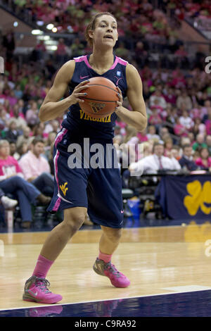 12 févr. 2012 - South Bend, Indiana, États-Unis - la Virginie de l'ouest de l'avant Jess Harlee (# 14) dans la seconde moitié action de basket-ball match entre West Virginia et Notre Dame. Le West Virginia Mountaineers bouleversé le Notre Dame Fighting Irish 65-63 en match à Purcell Pavilion à Joyce Centre à Banque D'Images