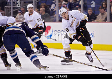 12 févr. 2012 - Columbus, Ohio, États-Unis - Anaheim Ducks center Ryan Getzlaf (15) tente de bloquer un passage dans la première période du jeu entre les Ducks d'Anaheim et les Blue Jackets de Columbus au Nationwide Arena, Columbus, Ohio. (Crédit Image : © Scott Stuart/ZUMAPRESS.com)/Southcreek Banque D'Images