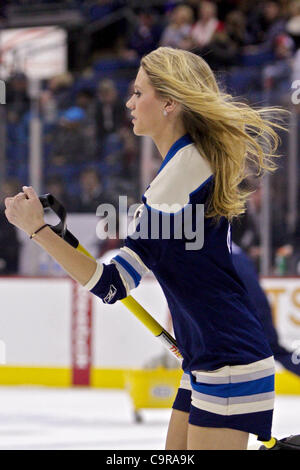 12 févr. 2012 - Columbus, Ohio, États-Unis - une glace Columbus Blue Jackets fille prend à la glace dans la première période du jeu entre les Ducks d'Anaheim et les Blue Jackets de Columbus au Nationwide Arena, Columbus, Ohio. (Crédit Image : © Scott Stuart/ZUMAPRESS.com)/Southcreek Banque D'Images