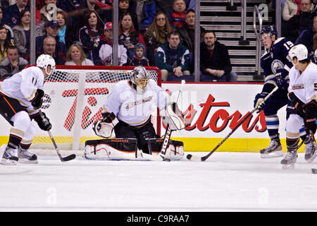 12 févr. 2012 - Columbus, Ohio, États-Unis - Anaheim Ducks Jonas Hiller gardien (1) avec un bâton sauf dans la première période du jeu entre les Ducks d'Anaheim et les Blue Jackets de Columbus au Nationwide Arena, Columbus, Ohio. (Crédit Image : © Scott Stuart/ZUMAPRESS.com)/Southcreek Banque D'Images