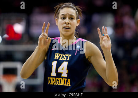 12 févr. 2012 - South Bend, Indiana, États-Unis - la Virginie de l'ouest de l'avant Jess Harlee (# 14) dans la première moitié de l'action féminine de basket-ball de NCAA match entre West Virginia et Notre Dame. Le West Virginia Mountaineers bouleversé le Notre Dame Fighting Irish 65-63 en match à Purcell Pavilion à Joyce Centre à S Banque D'Images