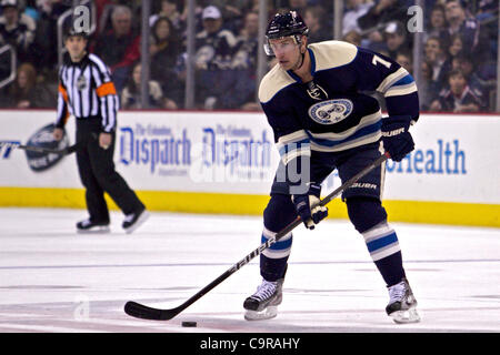 12 févr. 2012 - Columbus, Ohio, États-Unis - Columbus Blue Jackets Jeff Carter Centre (7) a l'air de passer la rondelle dans la deuxième période du jeu entre les Ducks d'Anaheim et les Blue Jackets de Columbus au Nationwide Arena, Columbus, Ohio. (Crédit Image : © Scott Stuart/ZUMAPRESS.com)/Southcreek Banque D'Images