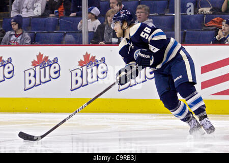 12 févr. 2012 - Columbus, Ohio, États-Unis - Columbus Blue Jackets le défenseur David Savard (58) apporte la rondelle de l'autre côté de la ligne bleue dans la troisième période du match entre les Ducks d'Anaheim et les Blue Jackets de Columbus au Nationwide Arena, Columbus, Ohio. (Crédit Image : © Scott Stuart/ZUMAPRESS.com)/Southcreek Banque D'Images