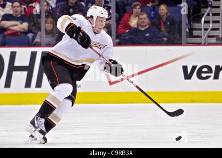 12 févr. 2012 - Columbus, Ohio, États-Unis - Anaheim Ducks aile gauche Matt Beleskey (39) obtient le contrôle de la rondelle dans la troisième période du match entre les Ducks d'Anaheim et les Blue Jackets de Columbus au Nationwide Arena, Columbus, Ohio. (Crédit Image : © Scott Stuart/ZUMAPRESS.com)/Southcreek Banque D'Images