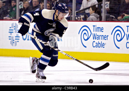 12 févr. 2012 - Columbus, Ohio, États-Unis - Columbus Blue Jackets le défenseur John Moore (4) contrôle la rondelle dans la troisième période du match entre les Ducks d'Anaheim et les Blue Jackets de Columbus au Nationwide Arena, Columbus, Ohio. (Crédit Image : © Scott Stuart/ZUMAPRESS.com)/Southcreek Banque D'Images