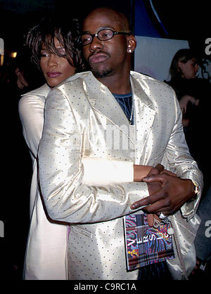 28 mars 1998 - New York, New York, États-Unis - VERSUS PAR VERSACE COLLECTION AUTOMNE DE 1998 FASHION SHOW . WHITNEY HOUSTON hugging hubbie BOBBY BROWN. (Crédit Image : © Walter Weissman/Globe Photos/ZUMAPRESS.com) Banque D'Images