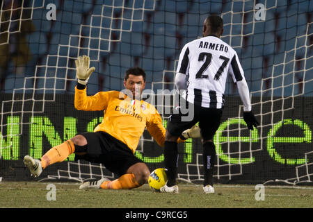 Marco Amelia (Milan), Pablo Armero (Udinese), 11 février 2012 - Football : Italien 'Serie' une correspondance entre l'Udinese 1-2 AC Milan au Stadio Friuli à Udine, Italie. (Photo de Maurizio Borsari/AFLO) [0855] Banque D'Images