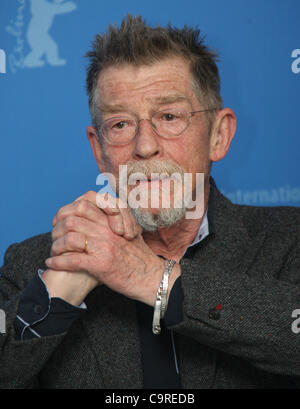 JOHN HURT JAYNE MANSFIELD'S CAR PHOTOCALL BERLIN FILM FESTIVAL 2012 LE GRAND HYATT BERLIN POTSDAMER PLATZ ALLEMAGNE 13 Februa Banque D'Images