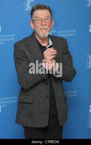 JOHN HURT JAYNE MANSFIELD'S CAR PHOTOCALL BERLIN FILM FESTIVAL 2012 LE GRAND HYATT BERLIN POTSDAMER PLATZ ALLEMAGNE 13 Februa Banque D'Images