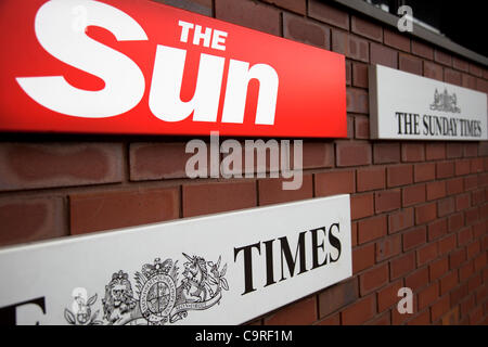 Devant les bureaux de la Sun newspaper Pennington Street, Londres, Angleterre, Royaume-Uni. C'est home à News International qui ont été mêlés au centre du téléphone le scandale. La police a arrêté cinq membres principaux du personnel à News Corporation's journal The Sun, dans le cadre d'investig Banque D'Images