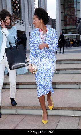 Solange Knowles dehors et environ pour Mercedes-Benz Fashion Week Candids - SUN, Lincoln Center, New York, NY 12 février 2012. Photo par : Andres Otero/Everett Collection Banque D'Images