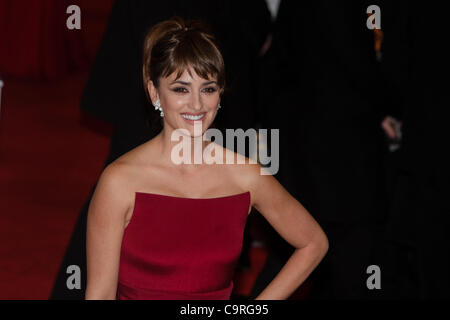London, UK, 12/02/2012. L'actrice espagnole Penelope Cruz, arrivant sur le tapis rouge pour assister à la BAFTAs 2012 Banque D'Images