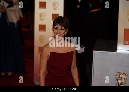 London, UK, 12/02/2012. L'actrice espagnole Penelope Cruz, arrivant sur le tapis rouge pour assister à la BAFTAs 2012 Banque D'Images