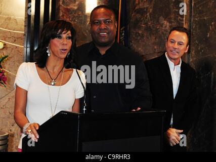 13 février 2012 - Manhattan, New York, États-Unis - Actrice HOLLY ROBINSON PEETE et mari/NFL RODNEY PEETE star célébrité, concepteur d'événements COLIN COWIE, et quatre couples de à travers l'Amérique qui a remporté la 18e Empire State Building Valentine's Day Wedding Contest light l'Empire State Building à kick Banque D'Images