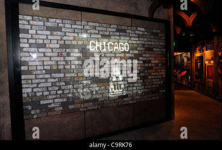 13 février 2012 - Las Vegas, Nevada, Etats-Unis - Une vidéo est projetée sur un morceau de Le mur de brique du 14 février 1929, Saint Valentine's Day massacre dans le cadre d'un affichage à la Mob Museum le 13 février 2012 à Las Vegas, Nevada. Trous de balle sont marqués sur le mur d'où sept mob associés ont été Banque D'Images