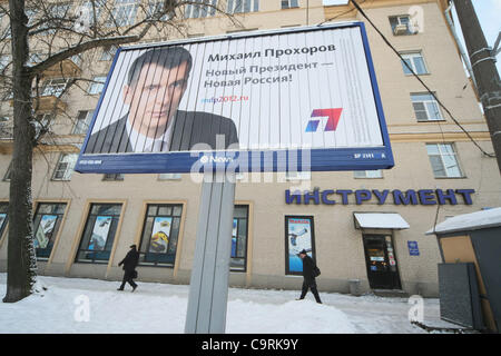 Février 08,2012. Saint-pétersbourg, Russie. Sur la photo : affiche de la rue et le milliardaire russe Mikhaïl Prokhorov candidat présidentiel. Banque D'Images