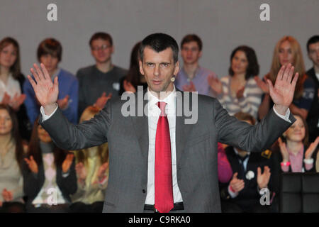 Février 11,2012. Saint-pétersbourg, Russie. Sur la photo : le milliardaire russe Mikhaïl Prokhorov candidat présidentiel et à la réunion avec les jeunes de St Petersbourg, les électeurs potentiels. Banque D'Images