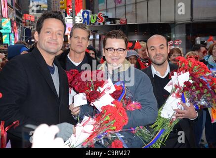 Josh Hopkins, Brian Van Holt, Dan Byrd, Ian Gomez présents pour la fonte de Cougar Town sur GOOD MORNING AMERICA pour la Saint-Valentin, Times Square, New York, NY 14 février 2012. Photo par : Derek Storm/Everett Collection Banque D'Images