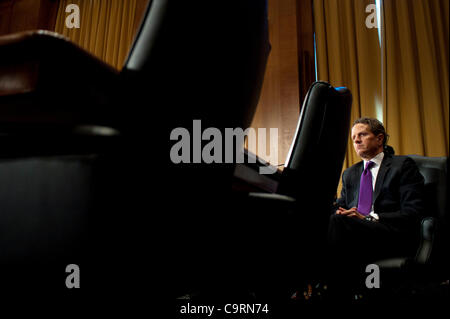 14 février 2012 - Washington, District of Columbia, États-Unis - le secrétaire au Trésor Timothy Geithner témoigne devant le comité sénatorial des finances sur le budget du président de l'AF2013 sur la colline du Capitole mardi. (Crédit Image : ©/ZUMAPRESS.com) Marovich Pete Banque D'Images