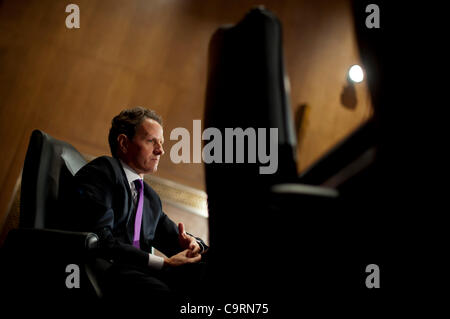 14 février 2012 - Washington, District of Columbia, États-Unis - le secrétaire au Trésor Timothy Geithner témoigne devant le comité sénatorial des finances sur le budget du président de l'AF2013 sur la colline du Capitole mardi. (Crédit Image : ©/ZUMAPRESS.com) Marovich Pete Banque D'Images