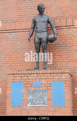 Stade Ibrox, Edmiston Drive, Ibrox, Glasgow, Écosse, Royaume-Uni, mardi 14 février 2012. Statue de l'ancien joueur et directeur John Greig qui fait partie du mémorial des désastres et des tragédies au stade Ibrox, stade du club de football des Glasgow Rangers Banque D'Images