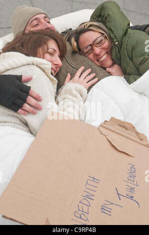 New York, NY - 14 février 2012 Occupy Wall Street Saint-valentin 'bed-in' intitulée "Qui êtes-vous au lit avec," qui s'est inspirée de John et Yoko's 1969 Bed-Ins à Montréal et d'Amsterdam. Banque D'Images