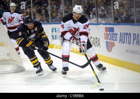 14 février 2012 - Buffalo, New York, États-Unis - Devils du New Jersey le défenseur Bryce Salvador (24) Patins à la rondelle derrière le filet comme centre de Buffalo Sabres Derek Roy (9) obtient son bâton dans la voie au cours de la deuxième période à la First Niagara Center à Buffalo, New York. New Jersey et Buffalo sont 1 Banque D'Images