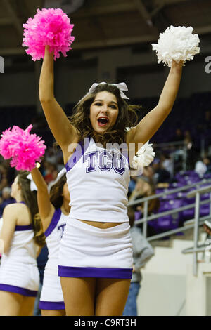 14 février 2012 - Fort Worth, Texas, US - TCU Horned Frogs Cheerleaders effectuer au cours de l'action entre l'UNLV rebelles et le TCU Horned Frogs. Bat # 11 TCU UNLV 102-97 en prolongation à Daniel-Meyer Coliseum. (Crédit Image : © Andrew Dieb/ZUMAPRESS.com)/Southcreek Banque D'Images