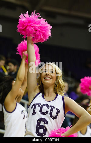 14 février 2012 - Fort Worth, Texas, US - TCU Horned Frogs Showgirls effectuer lors d'une pause dans l'action entre l'UNLV rebelles et le TCU Horned Frogs. Bat # 11 TCU UNLV 102-97 en prolongation à Daniel-Meyer Coliseum. (Crédit Image : © Andrew Dieb/ZUMAPRESS.com)/Southcreek Banque D'Images