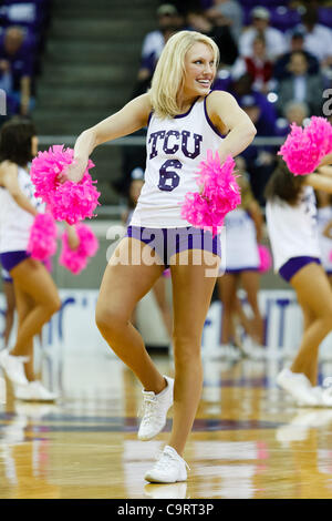 14 février 2012 - Fort Worth, Texas, US - TCU Horned Frogs Showgirls effectuer lors d'une pause dans l'action entre l'UNLV rebelles et le TCU Horned Frogs. Bat # 11 TCU UNLV 102-97 en prolongation à Daniel-Meyer Coliseum. (Crédit Image : © Andrew Dieb/ZUMAPRESS.com)/Southcreek Banque D'Images