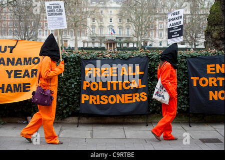 La campagne Save Shaker de protestation devant l'ambassade des États-Unis, Grosvenor Square, Londres. C'est aujourd'hui le dixième anniversaire de Shaker Aamer d'emprisonnement à Guantanamo Bay. Le chant des manifestants et mars dans un cercle, au rythme d'un tambour, et qu'ils part dans une carte pour demander sa libération. 14 février 2012 Banque D'Images