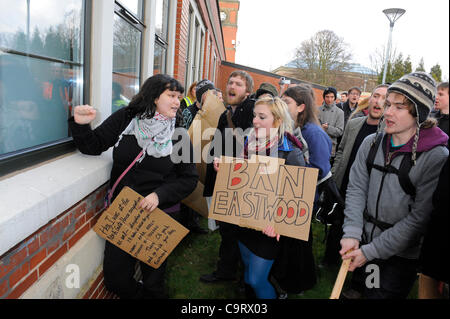 15/02/2012, l'Université de Birmingham, Royaume-Uni. Les élèves bang sur la fenêtre du Centre d'apprentissage où les étudiants Nuffield Simon Hurse est l'objet de mesures disciplinaires pour "occupation" de protestation. Les étudiants viennent de tous les coins du pays pour défendre le droit de manifester et de lutter pour la démocratisation de l'enseignement supérieur ci Banque D'Images