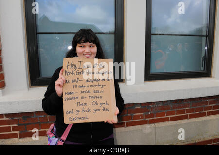 15/02/2012, l'Université de Birmingham, Royaume-Uni. En dehors du centre d'apprentissage manifestant Nuffield où Simon étudiant Furse est l'objet de mesures disciplinaires pour "occupation" de protestation. Les étudiants viennent de tous les coins du pays pour défendre le droit de manifester et de lutter pour la démocratisation de l'enseignement supérieur ci Banque D'Images