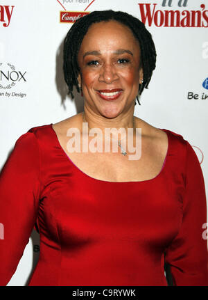 Le 15 février 2012 - New York, New York, États-Unis - S. Epatha Merkerson arrive pour la Journée de la femme robe rouge Prix au Jazz at Lincoln Center de New York le 15 février 2012.(Image Crédit : Â© Sharon Neetles/Globe Photos/ZUMAPRESS.com) Banque D'Images