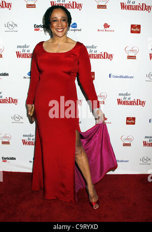 Le 15 février 2012 - New York, New York, États-Unis - S. Epatha Merkerson arrive pour la Journée de la femme robe rouge Prix au Jazz at Lincoln Center de New York le 15 février 2012.(Image Crédit : Â© Sharon Neetles/Globe Photos/ZUMAPRESS.com) Banque D'Images