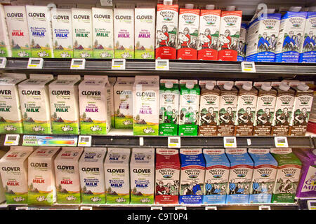 12 févr. 2012 - Irvine, Californie, États-Unis - lait biologique vendus sur les aliments entiers à Irvine. Whole Foods Market est une chaîne de supermarchés d'aliments qui met l 'produits naturels et biologiques." L'entreprise a été classée parmi les entreprises socialement responsables et en troisième place sur l'environnement des États-Unis Banque D'Images