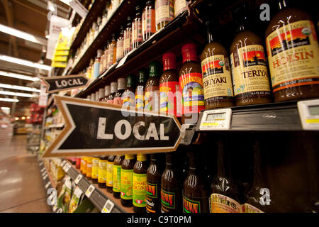 12 févr. 2012 - Irvine, Californie, États-Unis - se connecter sur l'île d'épicerie lit 'So Local Vous pouvez goûter' membres les sauces ont été achetés localement et vendus sur les aliments entiers à Irvine. Whole Foods Market est une chaîne de supermarchés d'aliments qui met l 'produits naturels et biologiques." L'entreprise a été classée amo Banque D'Images