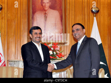 Le président, Asif Ali Zardari serre la main avec son homologue iranien, Mahmoud Ahmadinejad, avant de rencontrer à Aiwan-e-Sadr à Islamabad le Jeudi, Février 16, 2012. Banque D'Images