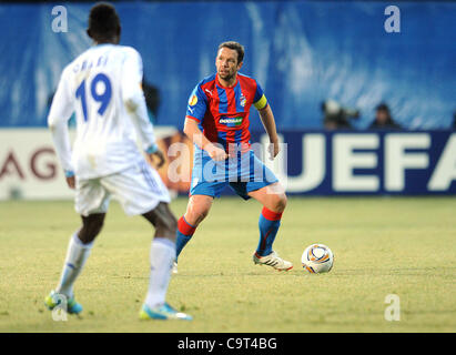 Pavel Horvath de Viktoria Plzen (à droite) et de Chinedu Obasi de Schalke durant la coupe Europa League, 2e tour, Viktoria Plzen vs Schalke 04 à Plzen, République tchèque, 16 février 2012. (Photo/CTK Katerina Sulova) Banque D'Images