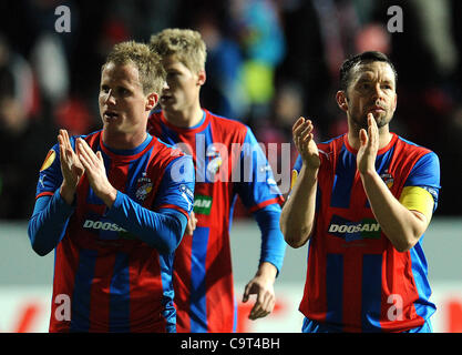 À partir de la gauche : David Limbersky, Vaclav Prochazka et Pavel Horvath de Viktoria Plzen durant la coupe Europa League, 2e tour, Viktoria Plzen vs Schalke 04 à Plzen, République tchèque, 16 février 2012. (Photo/CTK Katerina Sulova) Banque D'Images