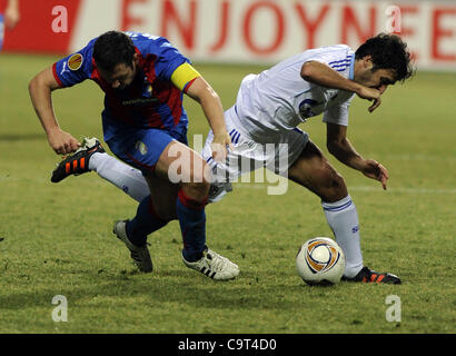 Pavel Horvath de Viktoria Plzen (à gauche) et Raul Gonzales durant la coupe Europa League, 2e tour, Viktoria Plzen vs Schalke 04 à Plzen, République tchèque, 16 février 2012. (Photo/CTK Petr Eret) Banque D'Images