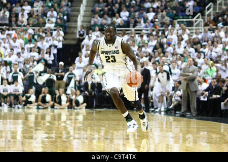 16 février 2012 - East Lansing, Michigan, UNITED STATES - Michigan State Spartans avant Draymond Green (23) disques durs pour le panier aganist le Wisconsin Badgers au Breslin Center. (Crédit Image : © Rey Del Rio/Southcreek/ZUMAPRESS.com) Banque D'Images