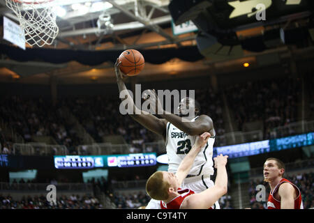 16 février 2012 - East Lansing, Michigan, UNITED STATES - Michigan State Spartans avant Draymond Green (23) disques durs pour le panier et les scores qu'il est défendu par le Wisconsin Badgers avant Mike Bruesewitz (31) à l'Breslin Center. (Crédit Image : © Rey Del Rio/Southcreek/ZUMAPRESS.com) Banque D'Images