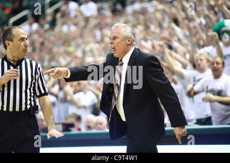 16 février 2012 - East Lansing, Michigan, UNITED STATES - Wisconsin Badgers Bo entraîneur-chef Ryan réagit pendant le match contre les Spartans de Michigan State à l'Breslin Center. (Crédit Image : © Rey Del Rio/Southcreek/ZUMAPRESS.com) Banque D'Images