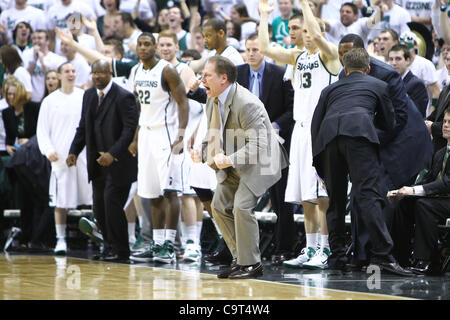 16 février 2012 - East Lansing, Michigan, UNITED STATES - Michigan State Spartans entraîneur Tom Izzo réagit pendant le match contre les Badgers du Wisconsin au Breslin Center. (Crédit Image : © Rey Del Rio/Southcreek/ZUMAPRESS.com) Banque D'Images