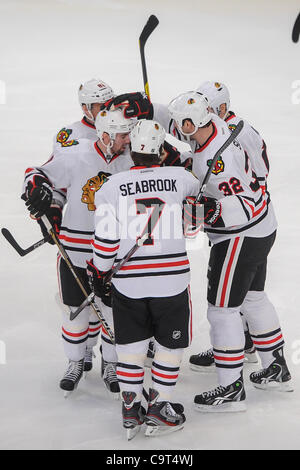 16 février 2012 - Newark, New Jersey, États-Unis - le défenseur des Blackhawks de Chicago Nick Leddy (8) célèbre son but avec la ligne partenaire pendant première période entre l'action de la LNH les Blackhawks de Chicago et les Rangers de New York au Madison Square Garden de New York, N.Y. Les Blackhawks 4-0 les Rangers mènent à la région Banque D'Images