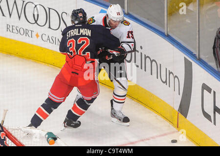 16 février 2012 - Newark, New Jersey, États-Unis - New York Rangers le défenseur Anton Stralman (32) contrôle de l'aile gauche des Blackhawks de Chicago Andrew Brunette (15) au large de la rondelle au cours de première période entre l'action de la LNH les Blackhawks de Chicago et les Rangers de New York au Madison Square Garden de New York, N.Y. Le Noir Banque D'Images