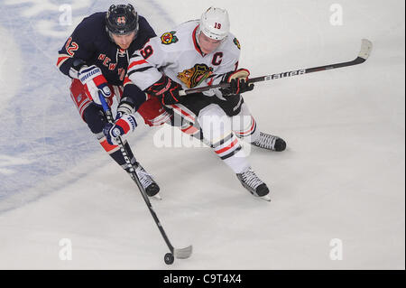 16 février 2012 - Newark, New Jersey, États-Unis - New York Rangers center Artem Anisimov (42) et centre des Blackhawks de Chicago Jonathan Toews (19) Bataille pour la rondelle au cours de première période entre l'action de la LNH les Blackhawks de Chicago et les Rangers de New York au Madison Square Garden de New York, N.Y. Le Blackhawk Banque D'Images