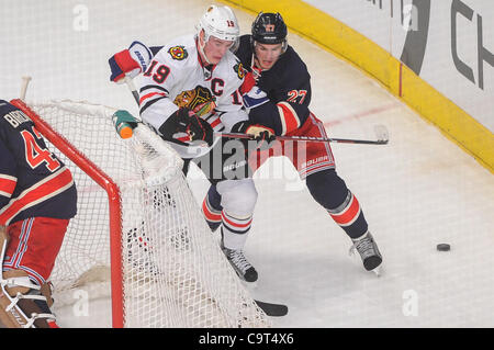 16 février 2012 - Newark, New Jersey, États-Unis - Rangers de New York, le défenseur Ryan McDonagh (27 contrôles) Blackhawks de Chicago center Jonathan Toews (19) au large de la rondelle dans le filet et au cours de la première période entre l'action de la LNH les Blackhawks de Chicago et les Rangers de New York au Madison Square Garden de New York, N. Banque D'Images